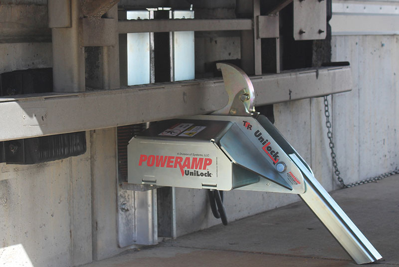 Retenedor vehicular Poweramp UniLock instalado en andén de carga
